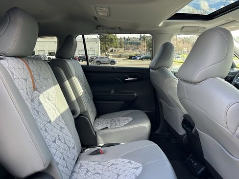 Certified 2023 Toyota Highlander Bronze Edition image 15