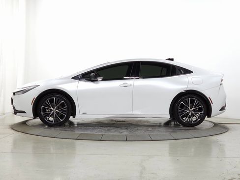 Used 2024 Toyota Prius XLE image 2