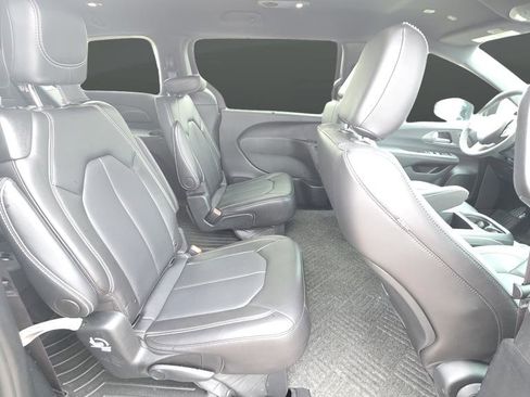 Used 2025 Chrysler Pacifica Select AWD/4WD image 19