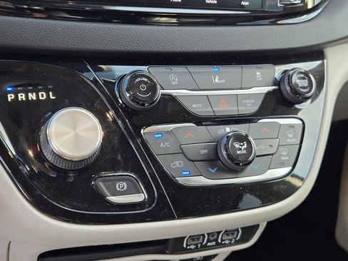 Used 2022 Chrysler Pacifica Touring-L FWD image 17