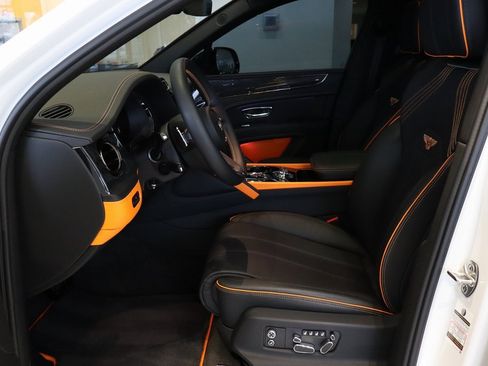 Used 2025 Bentley Bentayga image 3
