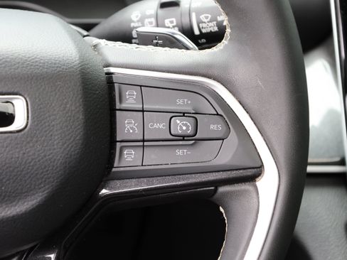 Used 2023 Jeep Grand Cherokee Altitude AWD/4WD image 21
