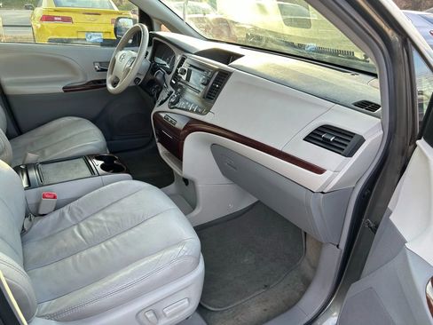 Used 2012 Toyota Sienna XLE image 25