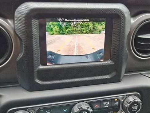 Used 2023 Jeep Gladiator Sport AWD/4WD image 12