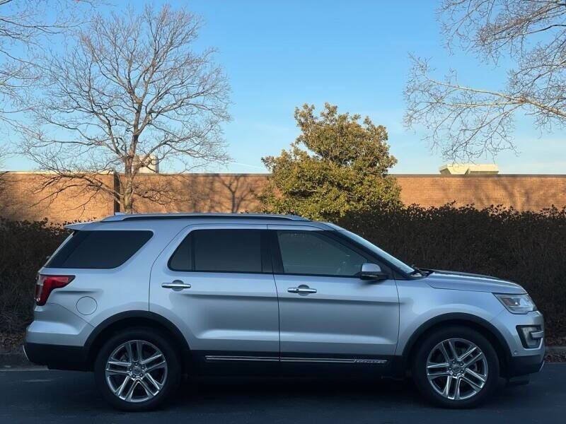 Used 2016 Ford Explorer Limited w/ Equipment Group 301A FWD image 5