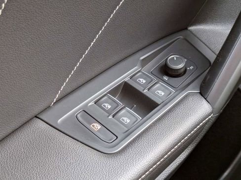 Used 2022 Volkswagen Tiguan SE w/ Panoramic Sunroof Package image 24