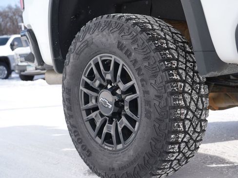 Used 2024 Chevrolet Silverado 2500 ZR2 w/ Technology Package image 31