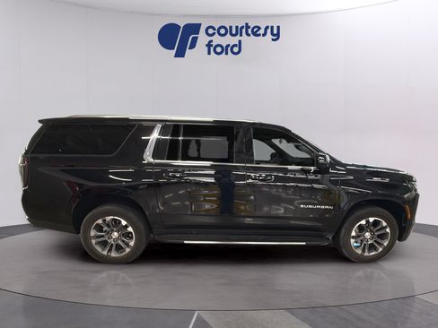 Used 2025 Chevrolet Suburban LT w/ Comfort Package AWD/4WD image 8