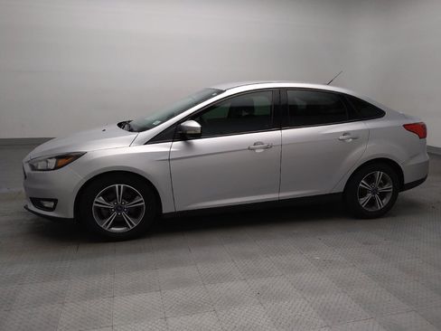 Used 2018 Ford Focus SE w/ SE Appearance Package FWD image 2