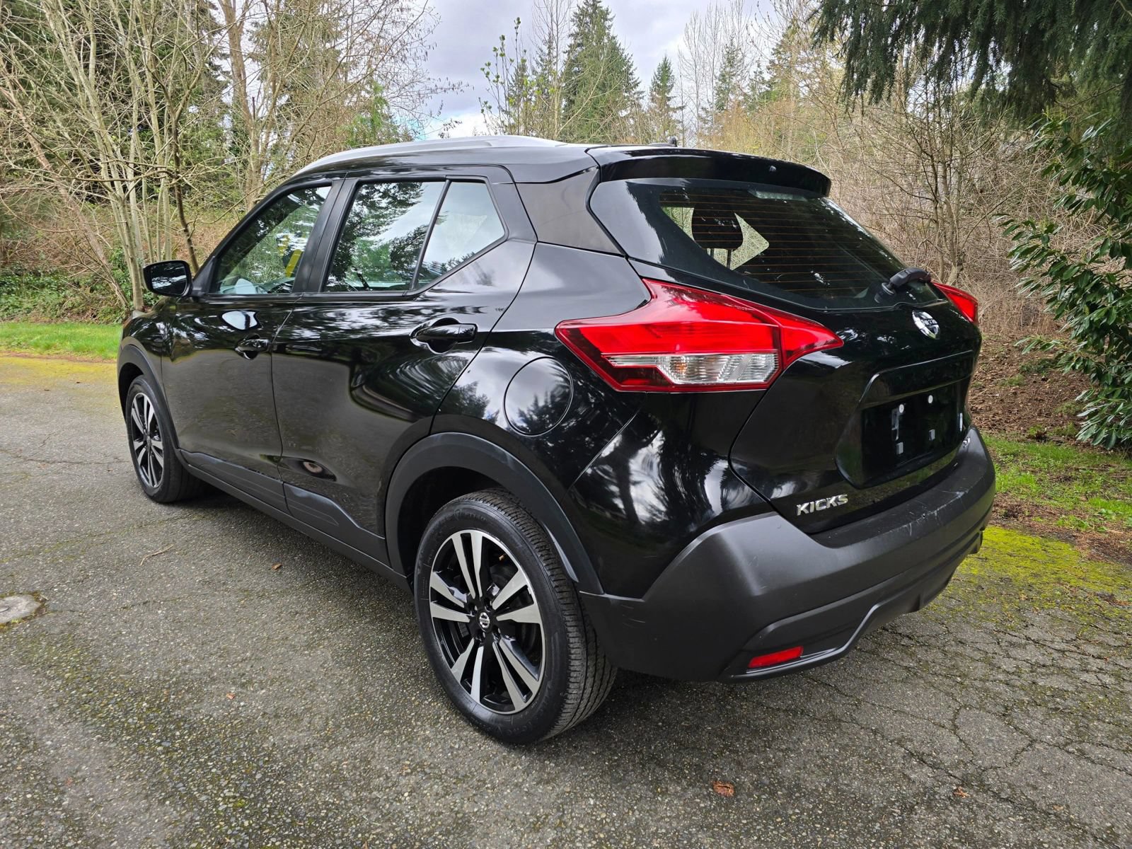 Used 2019 Nissan Kicks SV FWD image 3