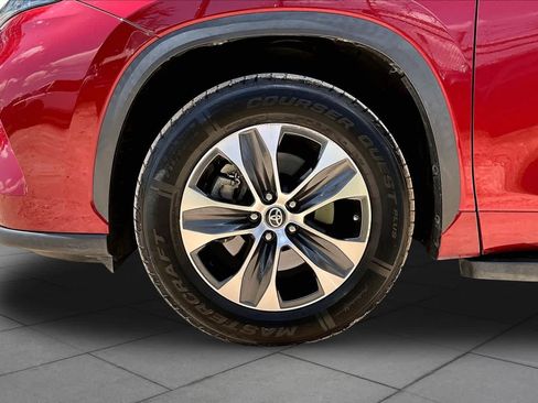 Used 2022 Toyota Highlander XLE FWD image 11