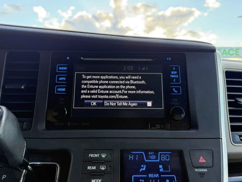 Used 2016 Toyota Sienna XLE Premium image 38