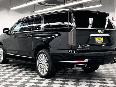 Used 2025 Cadillac Escalade ESV Premium Luxury AWD/4WD image 2