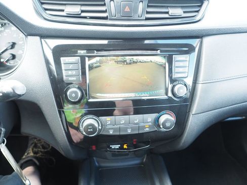 Used 2019 Nissan Rogue S FWD image 24