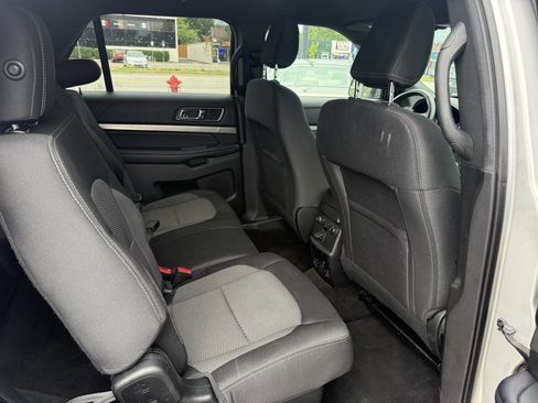 Used 2018 Ford Explorer XLT image 11