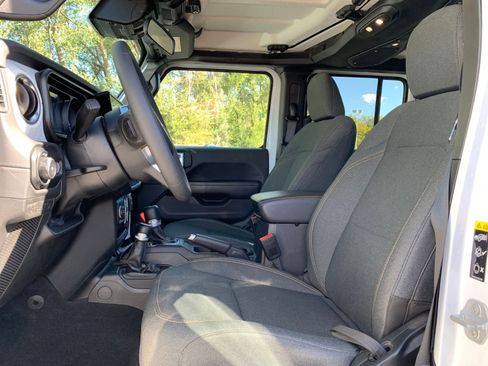 Used 2025 Jeep Wrangler Sahara image 25