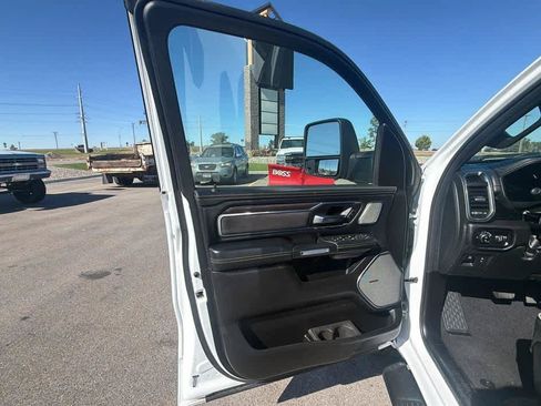 Used 2025 RAM 1500 Laramie AWD/4WD image 9