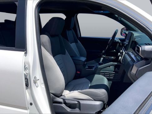 Used 2025 Toyota Tacoma TRD Off-Road AWD/4WD image 9