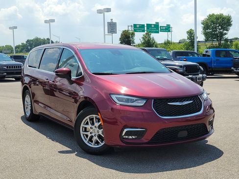 Used 2023 Chrysler Pacifica Touring-L FWD image 34