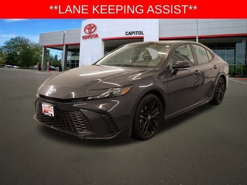 Used 2025 Toyota Camry SE image 7