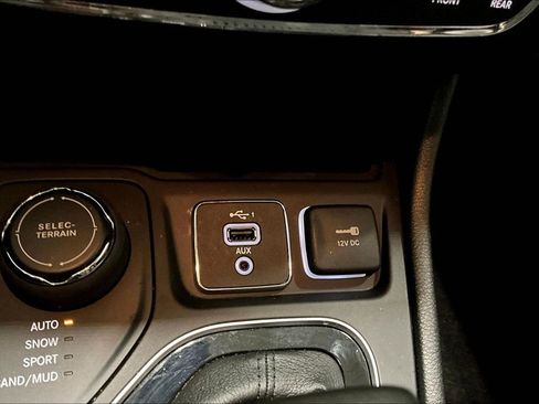 Used 2022 Jeep Cherokee Limited image 16