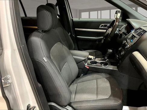 Used 2017 Ford Explorer XLT image 7