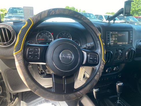 Used 2017 Jeep Wrangler Unlimited Sahara AWD/4WD image 15