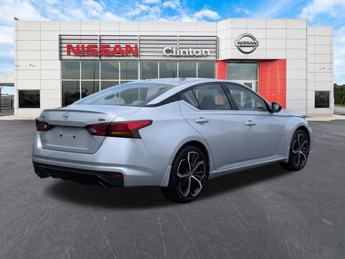 Used 2024 Nissan Altima 2.5 SR w/ SR Premium Package FWD image 3