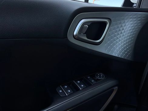 Used 2025 Kia Soul LX w/ LX Technology Package FWD image 19