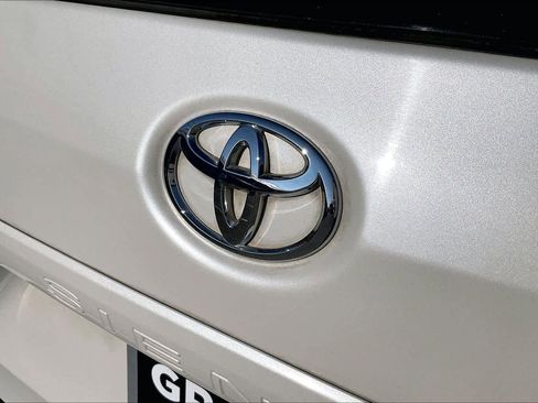 Used 2017 Toyota Sienna XLE image 27