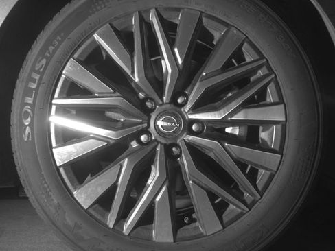 Used 2025 Nissan Altima 2.5 SV FWD image 13