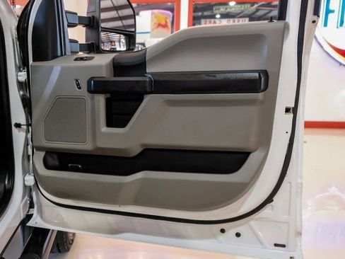 Used 2018 Ford F550 2WD Regular Cab Super Duty image 34