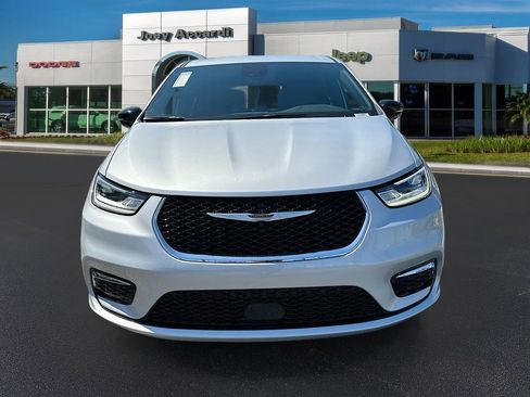 New 2026 Chrysler Pacifica Select image 2