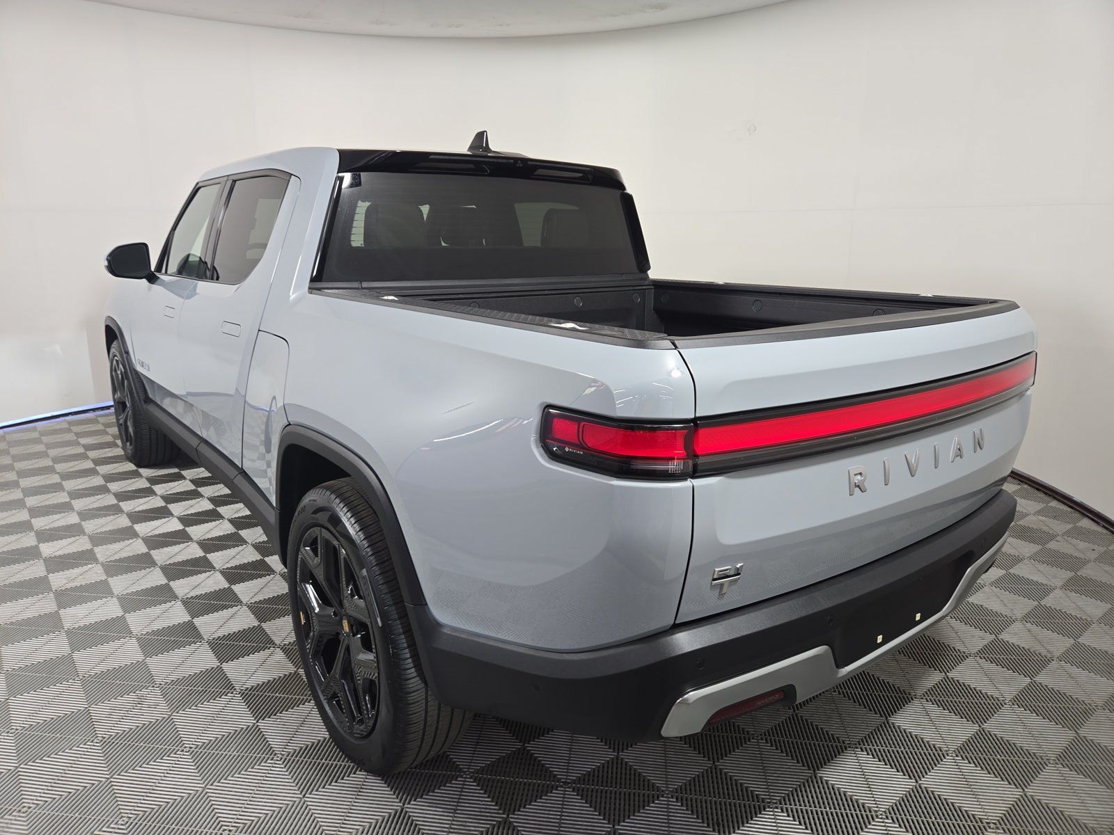 Used 2024 Rivian R1T Adventure Dual AWD/4WD image 3