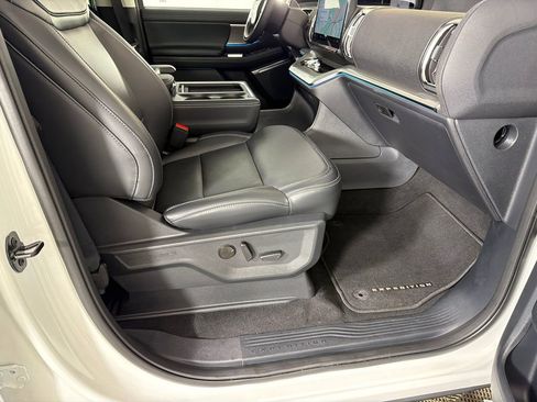 Used 2025 Ford Expedition Max Platinum w/ Driver's Package image 15