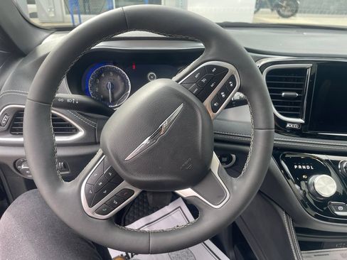 Used 2026 Chrysler Pacifica Limited FWD image 18
