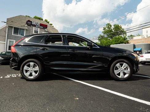 Used 2022 Volvo XC60 B5 Momentum AWD/4WD image 2