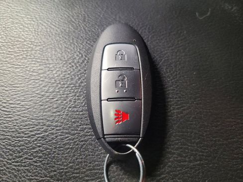 Used 2020 Nissan Pathfinder S image 32