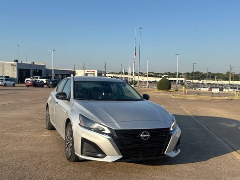 Certified 2025 Nissan Altima 2.5 SV FWD image 3