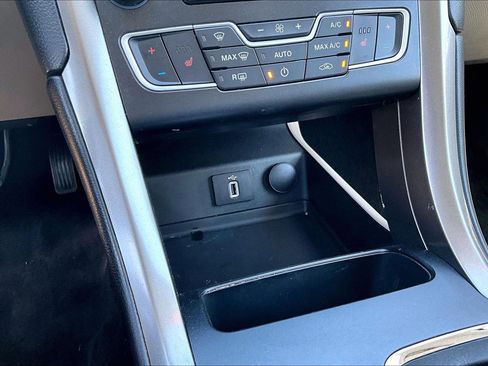 Used 2017 Ford Fusion SE w/ Fusion SE Technology Package FWD image 17