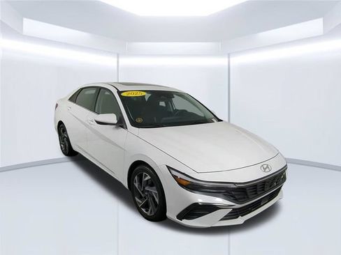 Used 2025 Hyundai Elantra SEL FWD image 3