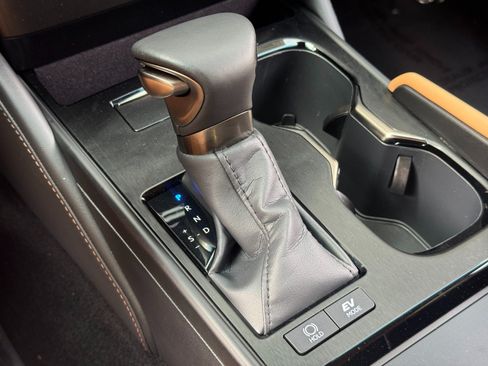 Used 2025 Lexus ES 300h w/ Accessory Package (Z1) FWD image 30