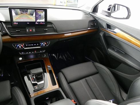 Used 2024 Audi Q5 e Prestige w/ Prestige Package image 28