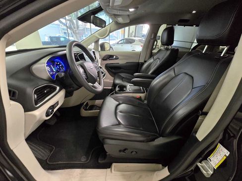 Used 2023 Chrysler Pacifica Touring-L FWD image 19