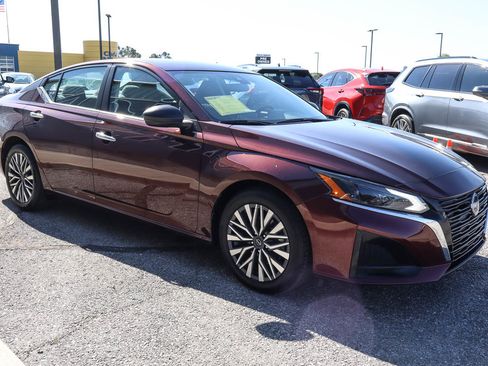 Used 2024 Nissan Altima 2.5 SV FWD image 3