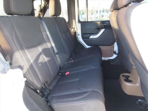 Used 2017 Jeep Wrangler Unlimited Sahara w/ Connectivity Group image 27