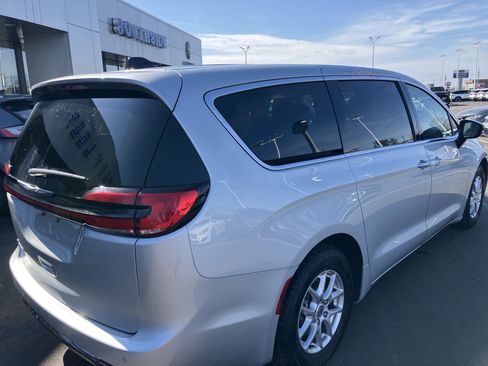 Used 2024 Chrysler Pacifica Touring-L image 7