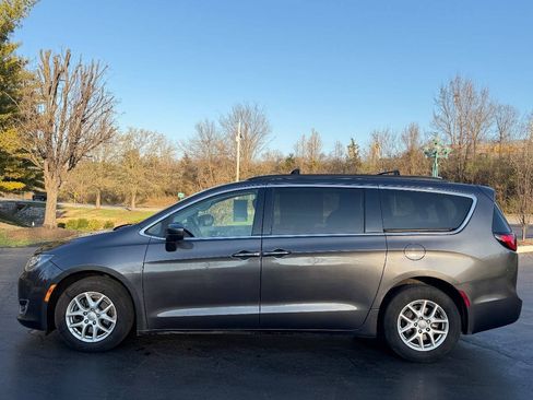 Used 2020 Chrysler Pacifica Touring FWD image 3