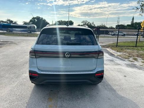 Used 2025 Volkswagen Taos SE FWD image 17