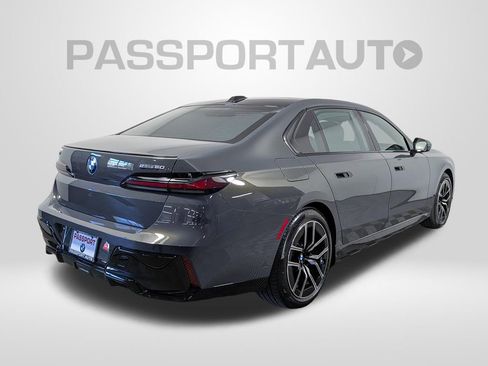 Used 2026 BMW i7 eDrive50 w/ Executive Package RWD image 7